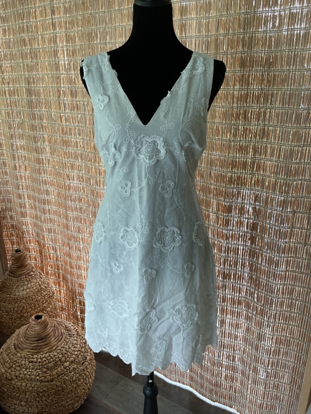 En Crème NWT Women’s White V-neck Dress